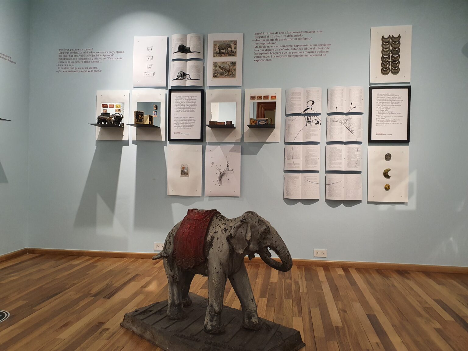 Sala Principito con cuadros en las paredes y una escultura de un elefante perteneciente a la obra 